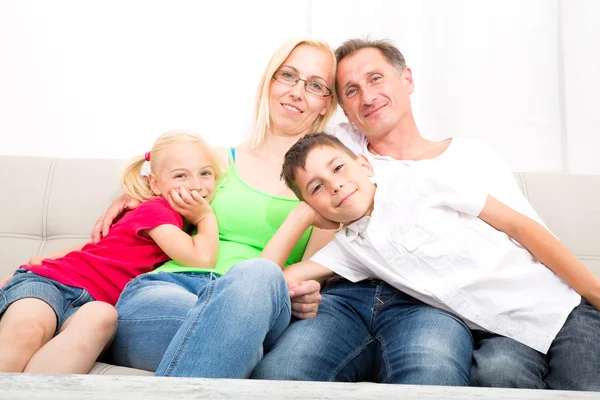 Familie op de Bank — Stockfoto